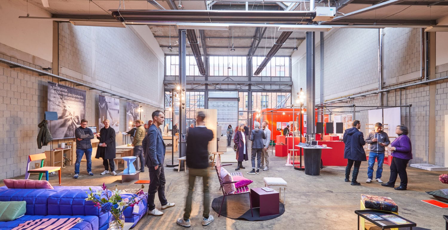 People visiting the Machwerkhaus for design exhibition Machwerkschau.